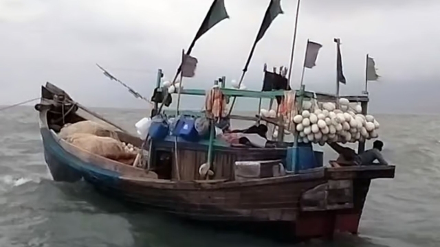 ট্রলারের ইঞ্জিন বিকল, সাগরে ভাসছেন ১৮ জেলে